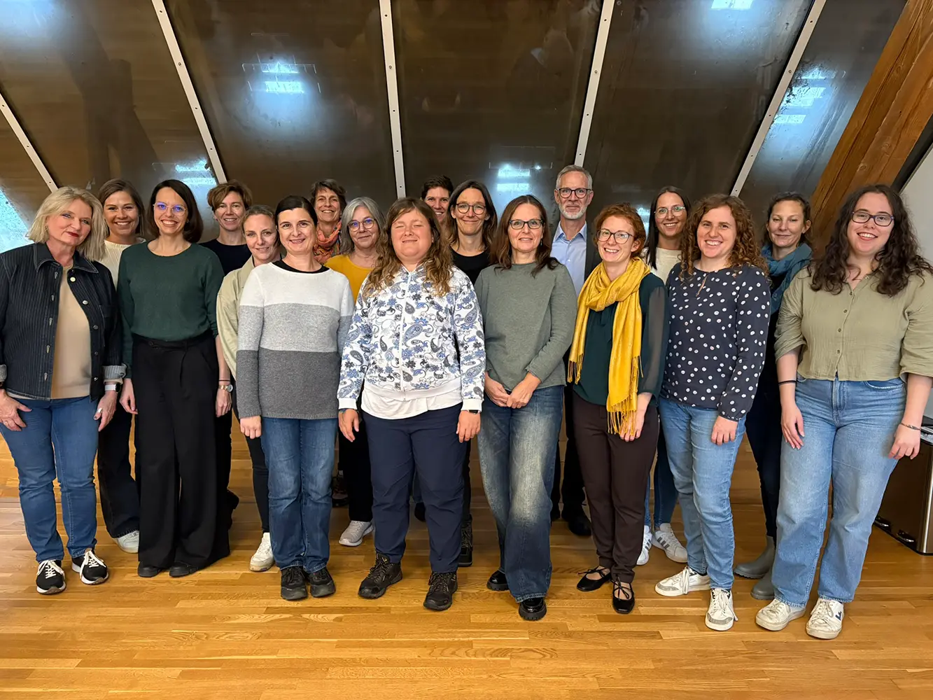 Gruppenfoto mit ca. 15 Menschen.